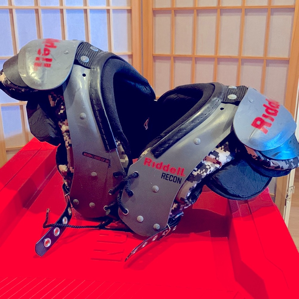 Riddell recon L (100) 13” 14” Football Quarterback shoulder pads